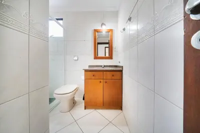 Uma casa de banho em Apto Flor da Manhã - 50 metros da praia de Bombas