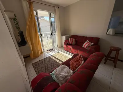 Uma área de estar em Cód 115 – Apartamento aconchegante a 50m do mar