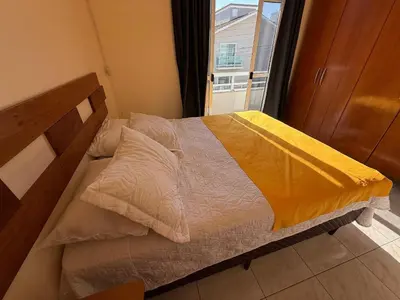 Uma cama ou camas num quarto em Cód 115 – Apartamento aconchegante a 50m do mar