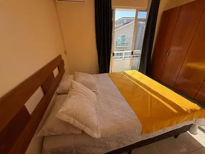 Uma cama ou camas num quarto em Cód 115 – Apartamento aconchegante a 50m do mar