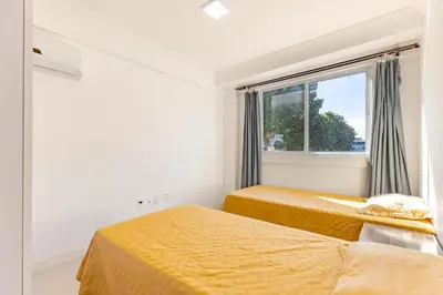 Uma cama ou camas num quarto em Confortável e Econômico: Apartamento em Bombas