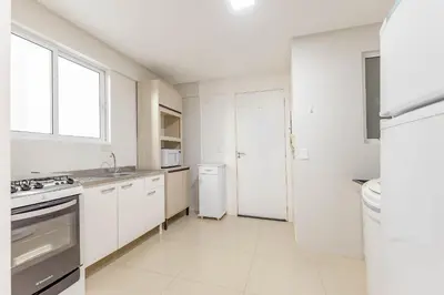 A cozinha ou kitchenette de Confortável e Econômico: Apartamento em Bombas