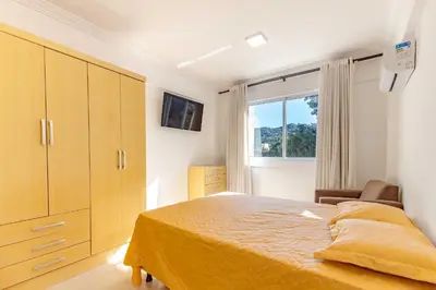 Uma televisão e/ou sistema de entretenimento em Confortável e Econômico: Apartamento em Bombas