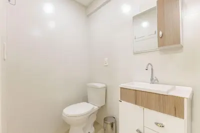 Uma casa de banho em Confortável e Econômico: Apartamento em Bombas