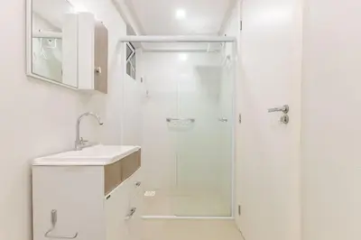 Uma casa de banho em Confortável e Econômico: Apartamento em Bombas