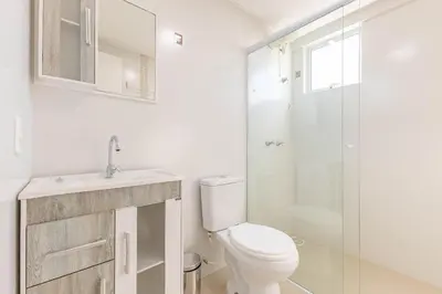 Uma casa de banho em Confortável e Econômico: Apartamento em Bombas