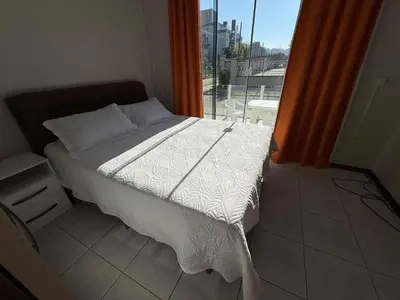 Uma cama ou camas num quarto em Cód 103 - Apto térreo a 50m do mar na Zona Sul