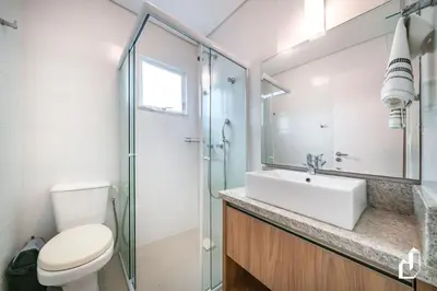 Uma casa de banho em Cobertura 03 dormitórios na Avenida dos Coqueiros