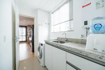 A cozinha ou kitchenette de Montserrat Quadra Mar 2 Suítes by Achei Camboriú