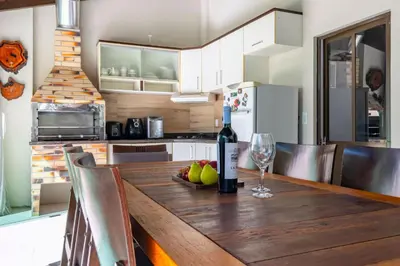 A cozinha ou kitchenette de Casa Beija-Flor, Piscina exclusiva, Praia de Bombas, Bombinhas