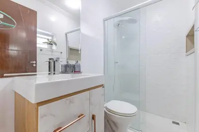 Uma casa de banho em Casa Beija-Flor, Piscina exclusiva, Praia de Bombas, Bombinhas