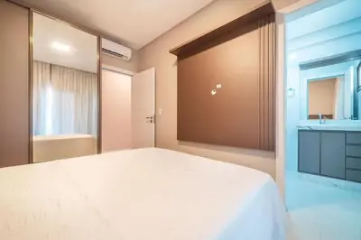 Uma cama ou camas num quarto em Apto 2 Suítes Próx. à Praia c/ Piscina
