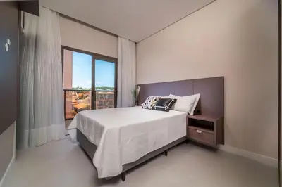 Uma cama ou camas num quarto em Apto 2 Suítes Próx. à Praia c/ Piscina