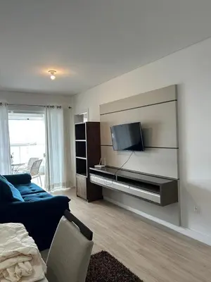 Uma televisão e/ou sistema de entretenimento em Apartamento proximo ao mar