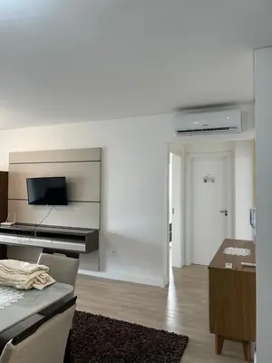 Uma televisão e/ou sistema de entretenimento em Apartamento proximo ao mar
