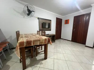 Uma televisão e/ou sistema de entretenimento em Apartamento simple e completo a 100mt da praia de Bombas