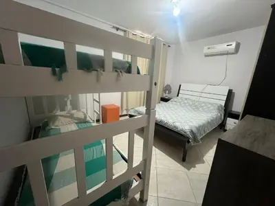 Uma cama ou camas num quarto em Apartamento simple e completo a 100mt da praia de Bombas