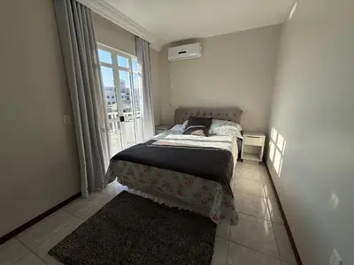 Uma cama ou camas num quarto em Cód 124- Cobertura com vista á 50m do mar