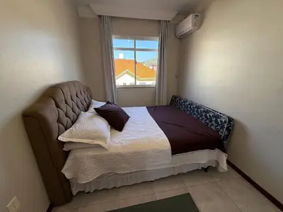Uma cama ou camas num quarto em Cód 124- Cobertura com vista á 50m do mar