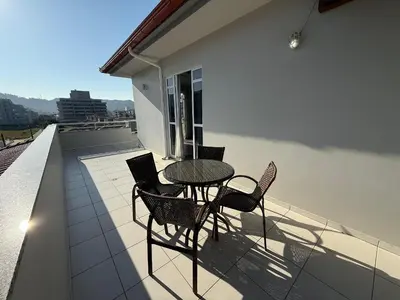 Uma vista geral da montanha ou uma vista da montanha a partir do apartamento