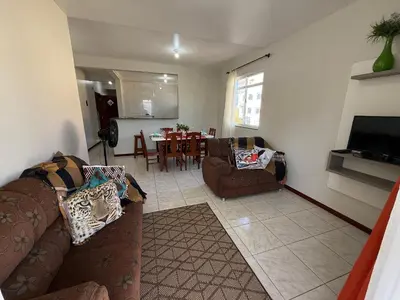 Uma televisão e/ou sistema de entretenimento em Cód 117 - Apartamento aconchegante a 50m do mar