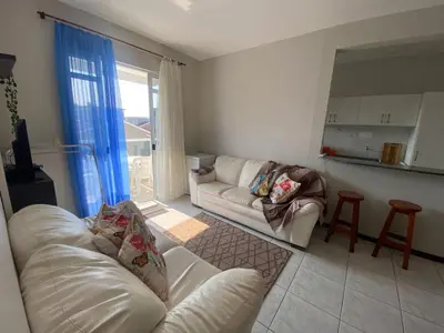 Uma área de estar em Cód 118- Apartamento á 50m do mar