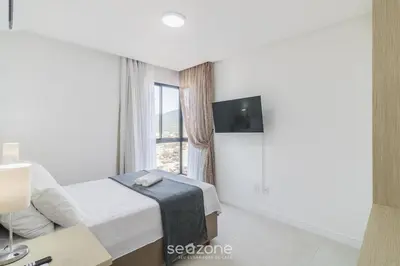 Uma televisão e/ou sistema de entretenimento em Apto c/ Churrasqueira a 550m da Praia UPS1002