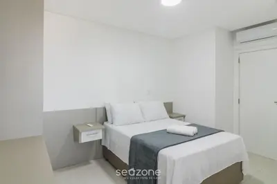 Uma cama ou camas num quarto em Apto c/ Churrasqueira a 550m da Praia UPS1002