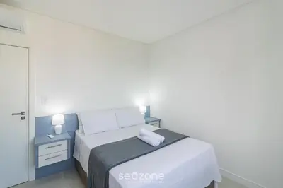 Uma cama ou camas num quarto em Apto c/ Churrasqueira a 550m da Praia UPS1002