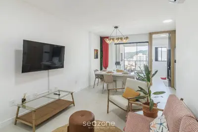 Uma televisão e/ou sistema de entretenimento em Apto c/ Churrasqueira a 550m da Praia UPS1002