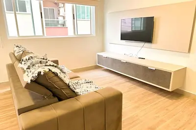Uma televisão e/ou sistema de entretenimento em ASA | Apto 3 Suítes | Amplo | 1 por Andar | 2V