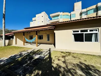 A planta de Casa dos Golfinhos a 100 metros da Praia de Palmas, casa individual com 3 quartos.