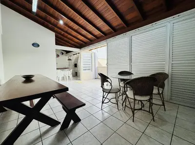 A planta de Casa dos Golfinhos a 100 metros da Praia de Palmas, casa individual com 3 quartos.
