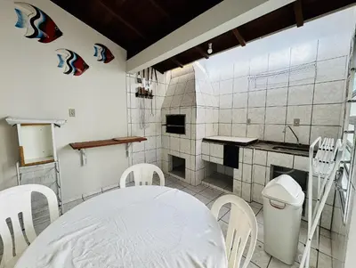 A planta de Casa dos Golfinhos a 100 metros da Praia de Palmas, casa individual com 3 quartos.