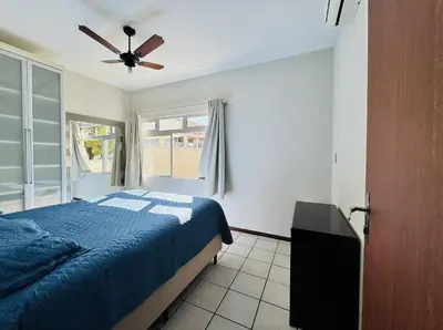 A planta de Casa dos Golfinhos a 100 metros da Praia de Palmas, casa individual com 3 quartos.