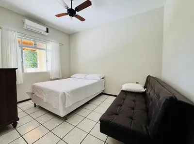 A planta de Casa dos Golfinhos a 100 metros da Praia de Palmas, casa individual com 3 quartos.