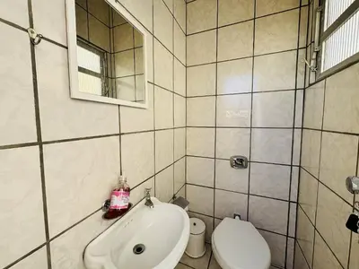 A planta de Casa dos Golfinhos a 100 metros da Praia de Palmas, casa individual com 3 quartos.