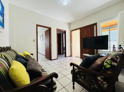 A planta de Casa dos Golfinhos a 100 metros da Praia de Palmas, casa individual com 3 quartos.