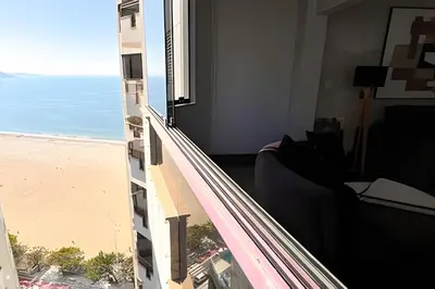 Uma vista do mar geral ou uma vista do mar a partir do apartamento