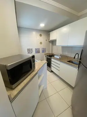 A cozinha ou kitchenette de Aproveite Mariscal: Apartamento a 100m do Mar com Conforto e Localização Privilegiada no Edifício Açaí!