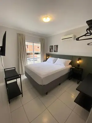 Uma cama ou camas num quarto em Aproveite Mariscal: Apartamento a 100m do Mar com Conforto e Localização Privilegiada no Edifício Açaí!