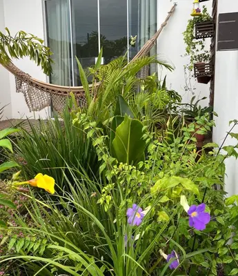 Um jardim no exterior de MarisC&LHouse 1- Quarto casal