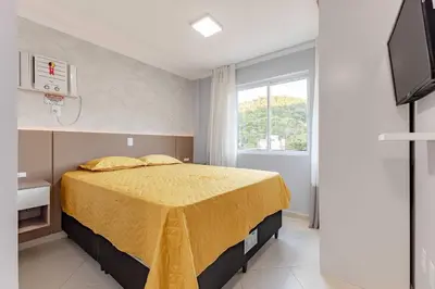 Uma cama ou camas num quarto em Impecável Apto a 150 Metros Praia de Bombas