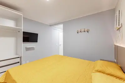 Uma cama ou camas num quarto em Impecável Apto a 150 Metros Praia de Bombas
