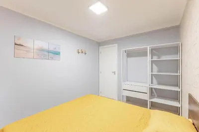 Uma cama ou camas num quarto em Impecável Apto a 150 Metros Praia de Bombas