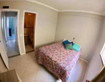 Uma cama ou camas num quarto em Apartamento 3 quartos em Bombinhas a apenas 100 metros da praia