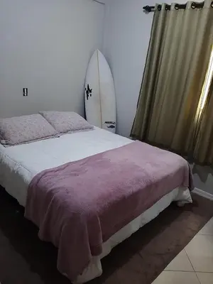 Uma cama ou camas num quarto em Apartamento 3 quartos em Bombinhas a apenas 100 metros da praia
