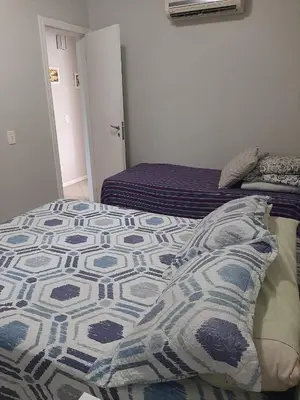 Uma cama ou camas num quarto em Apartamento 3 quartos em Bombinhas a apenas 100 metros da praia