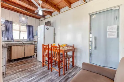 A cozinha ou kitchenette de Loft Compacto a 200 metros da Praia de Bombas