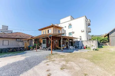 O edifício onde o apartamento está situado